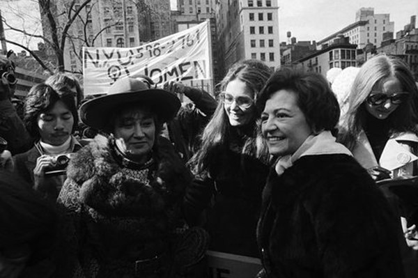 تتحدث «غلوريا ستاينم» مع المتظاهرين في وسط مانهاتن قبل بدء مسيرة يوم المرأة العالمي في عام 1975. 